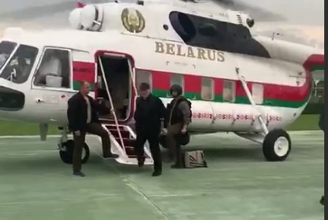 Появилось видео, как Лукашенко с автоматом и в бронежилете прилетел в свою резиденцию