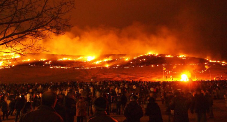 Зачем в Японии каждый январь поджигают гору
