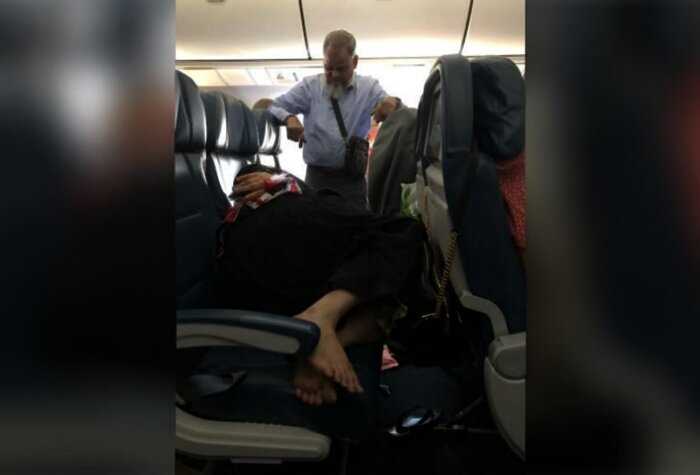 Пассажир простоял в самолёте 6 часов, чтобы дать жене выспаться, но их фото вызвало только жалость