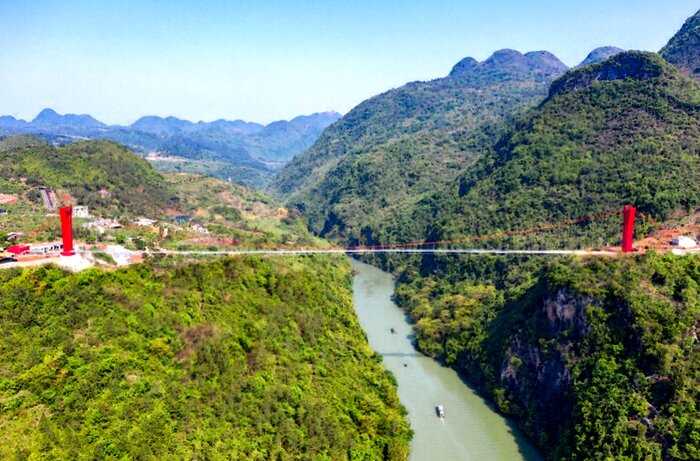 В Китае построили новый стеклянный мост: пока он самый длинный в мире