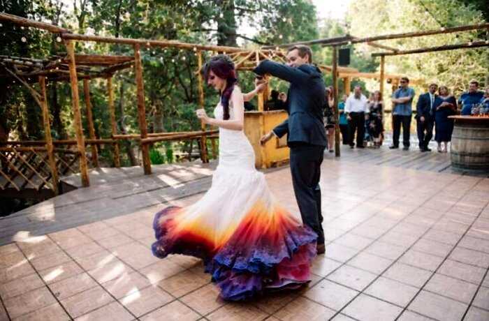 Невеста раскрасила свое свадебное платье и превратила его в сказочны…
