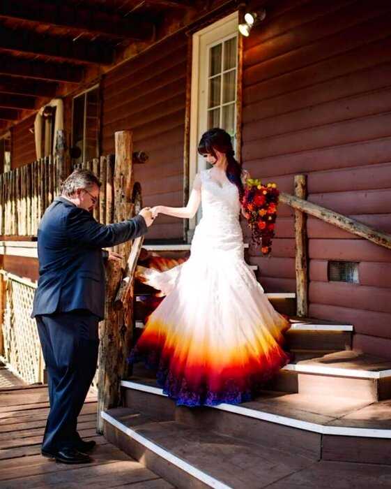 Невеста раскрасила свое свадебное платье и превратила его в сказочны…