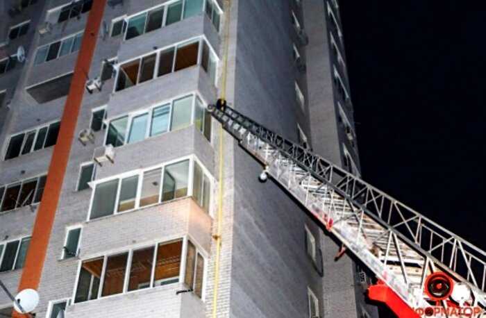 Житель Днепра залез по газовой трубе на 11 этаж к отказавшей ему возлюбленной