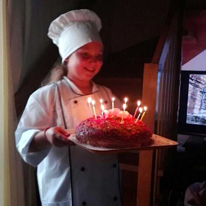 В свои 14 лет Лиза уже успешный кондитер, она готовит торты, капкейки и даже проводит мастер-классы