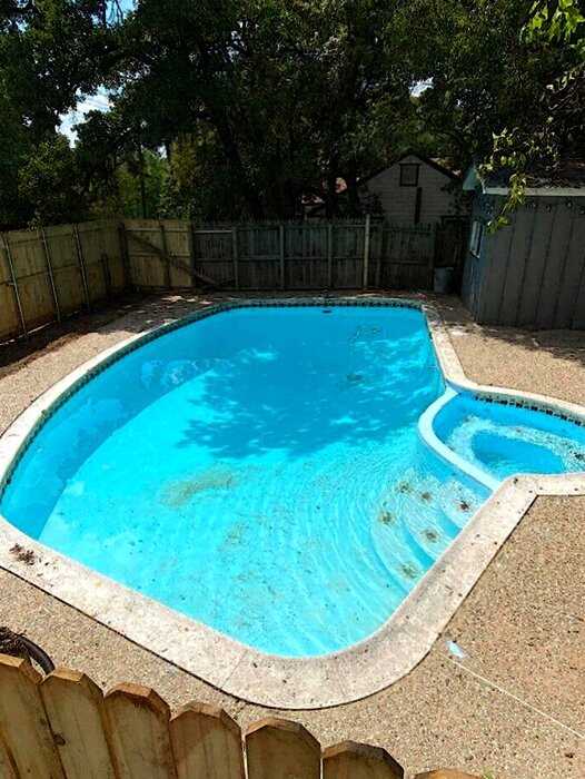 Парень из Техаса купил старый дом по дешёвке и остался с открытым ртом, когда нашёл в саду огромный скрытый бассейн