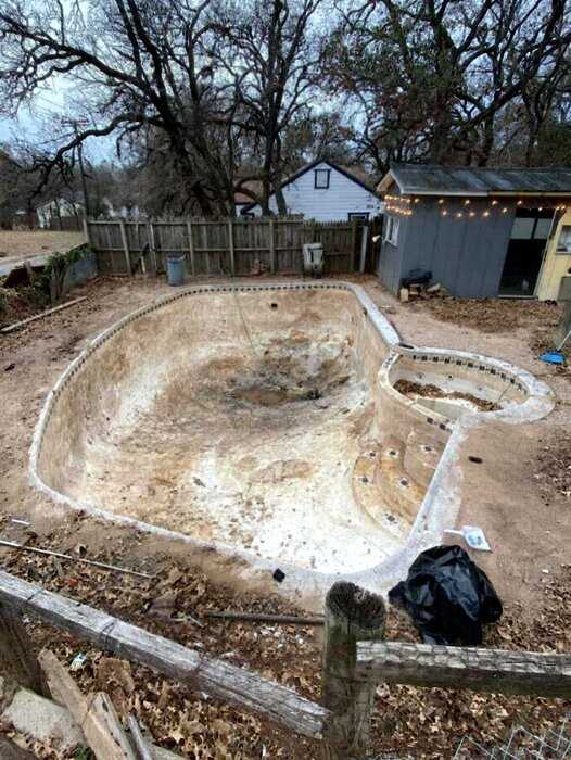Парень из Техаса купил старый дом по дешёвке и остался с открытым ртом, когда нашёл в саду огромный скрытый бассейн