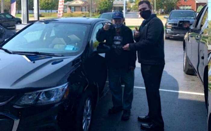 104-летний ветеран войны пришел в автосалон, чтобы купить машину, но ему подарили её бесплатно