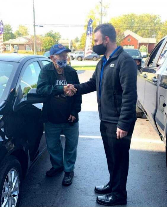 104-летний ветеран войны пришел в автосалон, чтобы купить машину, но ему подарили её бесплатно