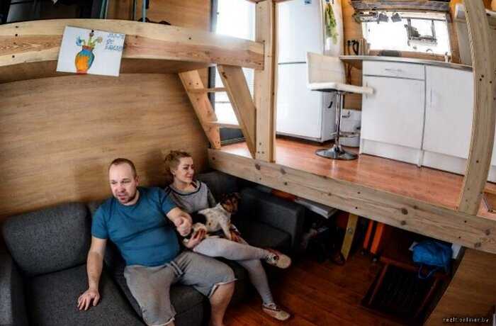 Мужчина построил дом 4*4 для своей семьи, чтоб не платить за жилье. Фото дома изнутри