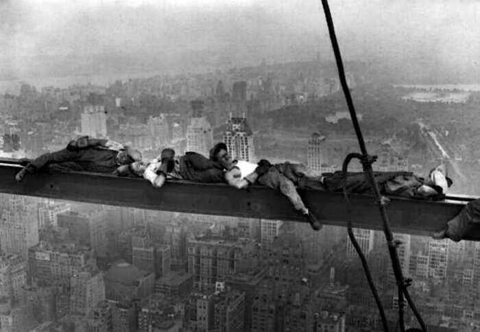 Строители спокойно обедают, сидя на балке на высоте 200 метров от земли (1932 год). Что не так со знаменитым фото?