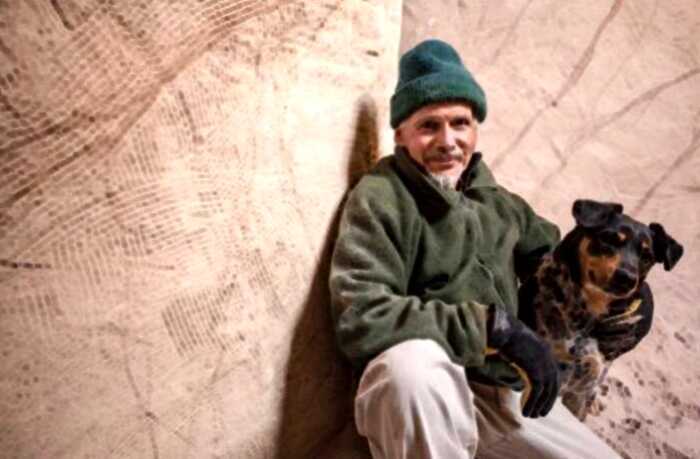 Вот уже 25 лет отшельник вместе с собакой живет в пещере. Каждый, кто туда входит, теряет дар речи…