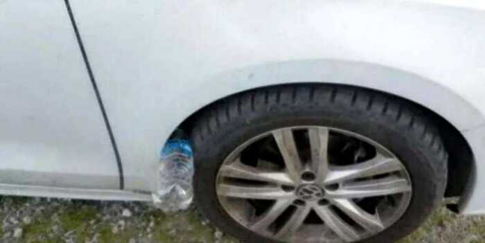 Предупреждение: Если вы видите пластиковую бутылку на колесе автомобиля, задумайтесь
