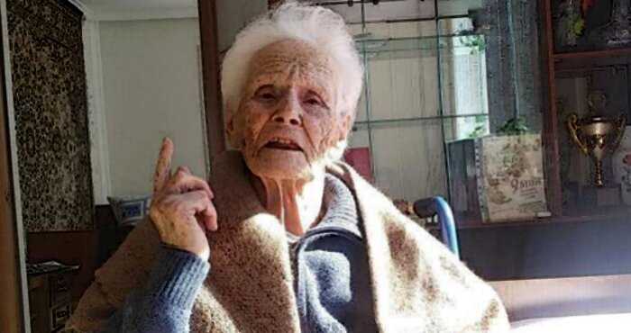 Таксист приютил 100-летнюю старушку, родственники которой обманом лишили ее жилья