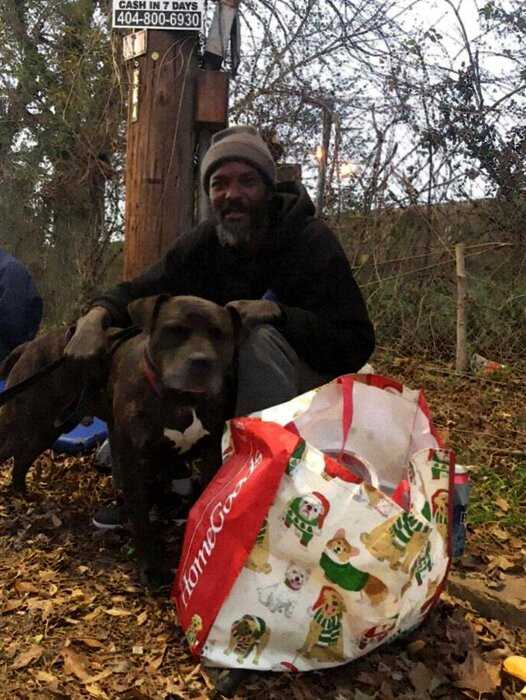 Бездомный ворвался в горящий приют для животных, рискуя своей жизнью и спас всех питомцев