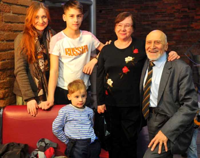Николаю Дроздову – 83 года. Единственный кормилец, семейная идиллия после 40 лет и сложные судьбы обеих дочерей