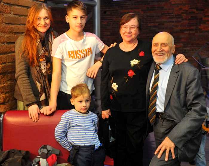 Николаю Дроздову – 83 года. Единственный кормилец, семейная идиллия после 40 лет и сложные судьбы обеих дочерей