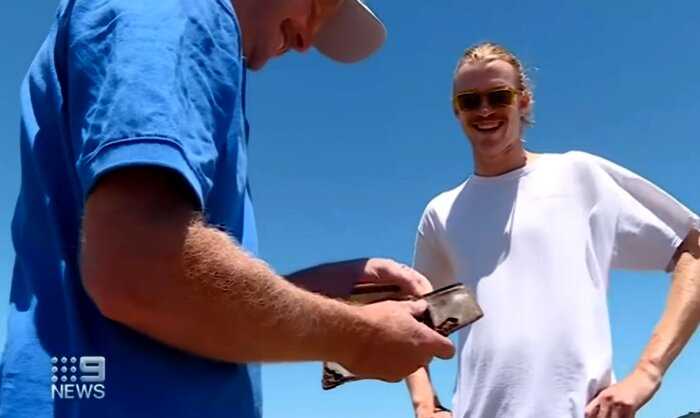 Мужчина из Австралии случайно нашел кошелёк с деньгами, который был утерян 25 лет назад и отыскал забывчивого хозяина