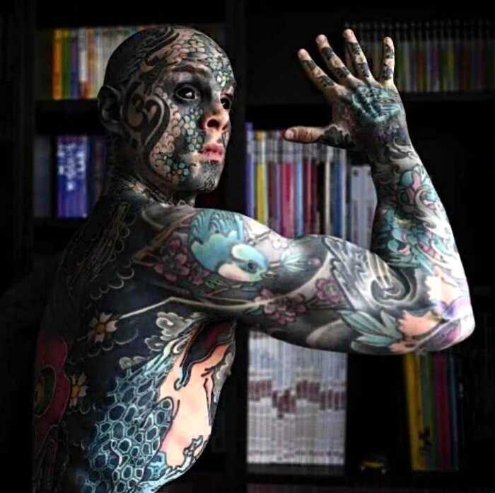 Учитель из Франции покрыл все тело татуировками и теперь его боятся все ученики в детском саду
