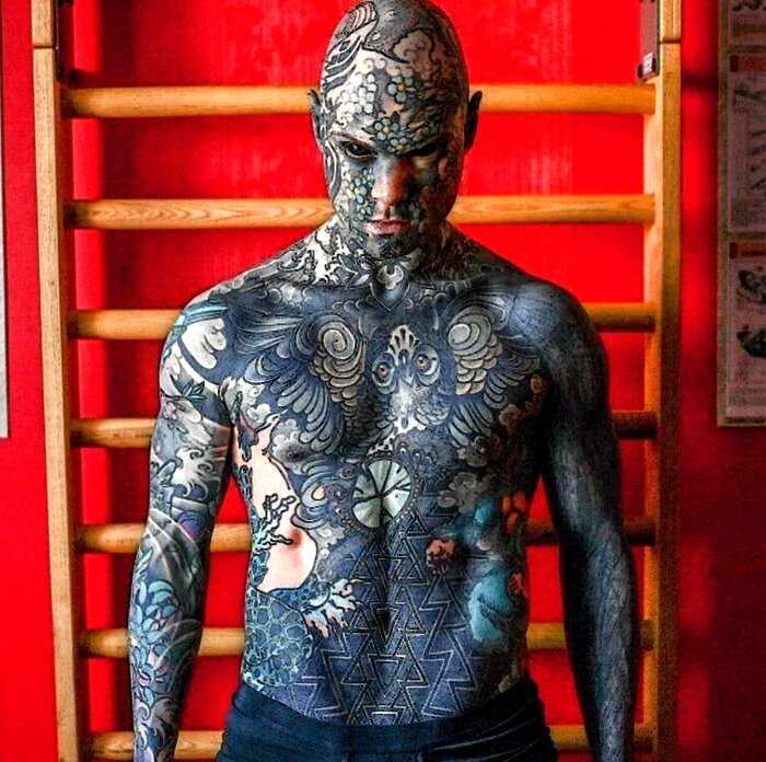 Учитель из Франции покрыл все тело татуировками и теперь его боятся все ученики в детском саду
