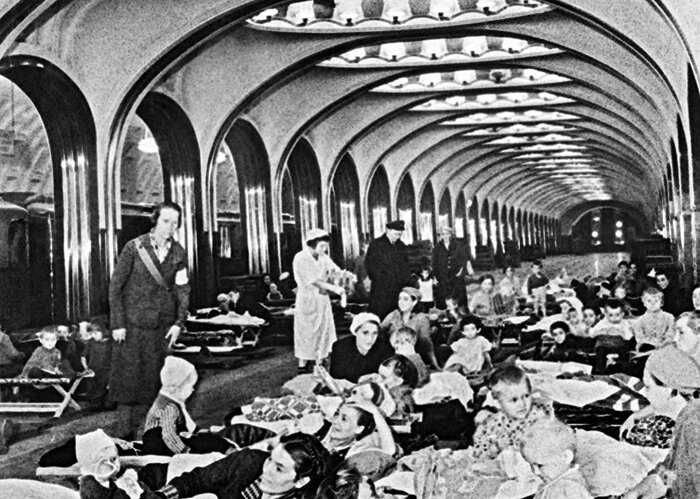 Московское метро в начале 1940-х: чтобы уцелеть, послушать лекции и даже почитать
