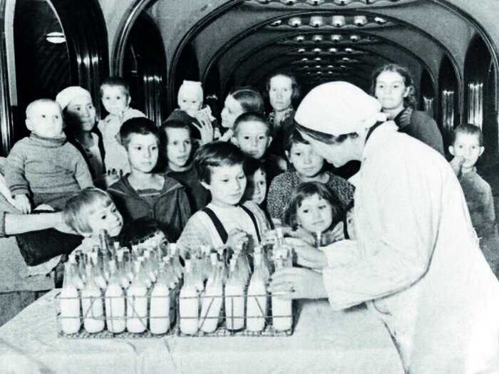 Московское метро в начале 1940-х: чтобы уцелеть, послушать лекции и даже почитать