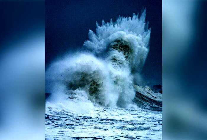 Фотограф заснял сильный шторм, но пользователи не поверили своим глазам — в волнах прятался Посейдон