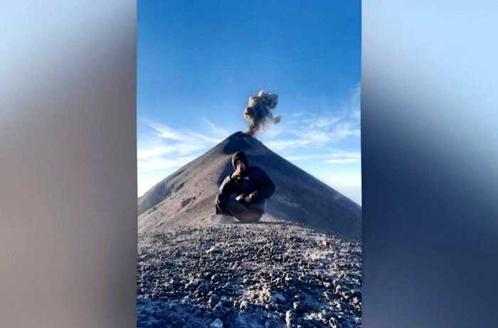 Парень мирно медитировал на горе, пока позади него не начал извергаться вулкан