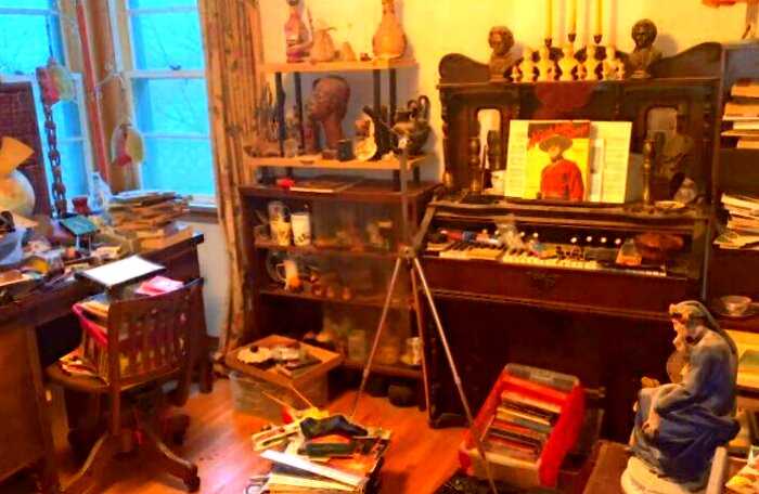 Мужчина купил всё содержимое дома умершей учительницы музыки, и неожиданно нашёл там множество сокровищ