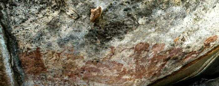 В пещере нашли древние рисунки, на которых изображены существа с огромным головами