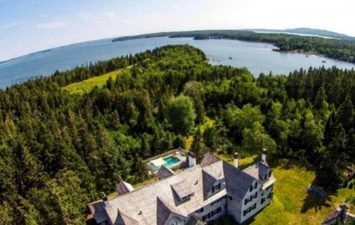 Джон Траволта выставил на продажу свой дом на острове