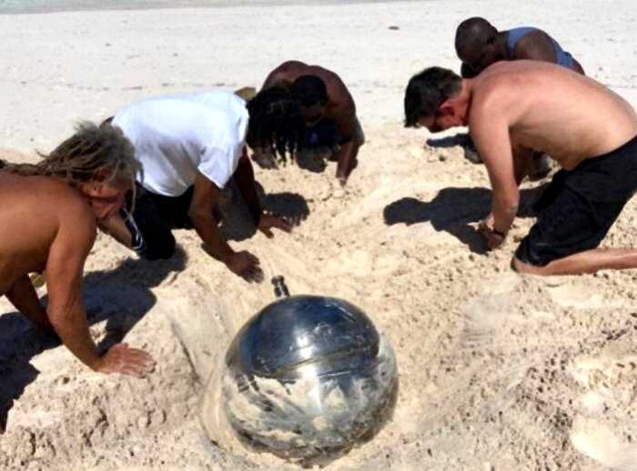 На Багамах нашли странный титановый шар с надписями на русском языке
