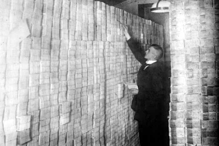 Германия в эпоху гиперинфляции: исторические кадры 1920-х годов