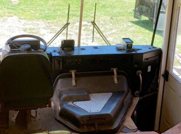 Бывший военный превратил школьный автобус в современную студию, куда поместился даже камин