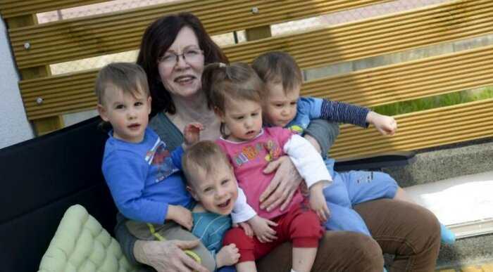 Женщина в 65 лет родила четверняшек. Как сложилась их жизнь спустя 3 года?