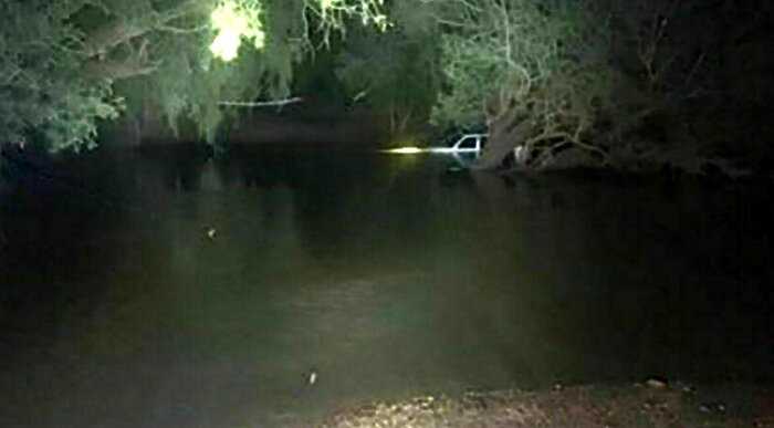 Австралийцы провели ночь на крыше автомобиля, который застрял в реке с крокодилами
