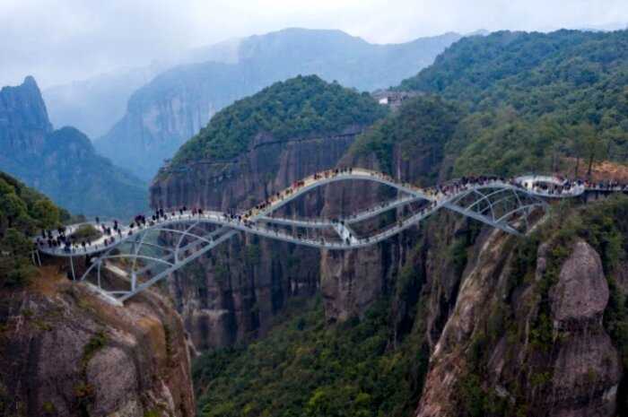 В Китае открылся 100-метровый изгибающийся стеклянный мост