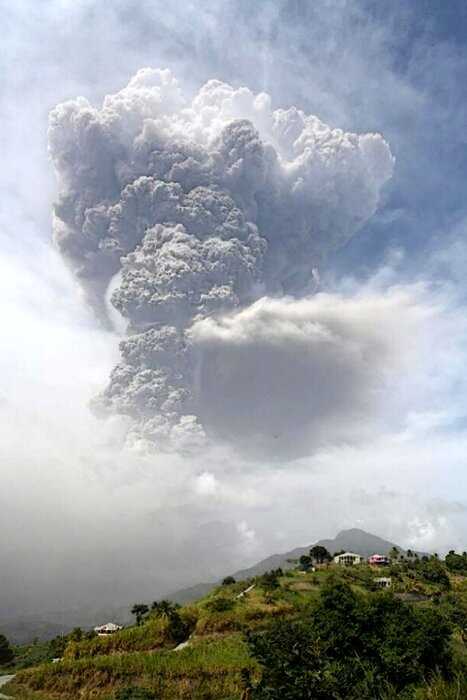 Вулкан Суфриер покрыл остров Сент-Винсент толстым слоем пепла