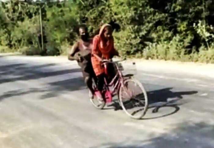 Чтобы вернуть больного отца домой, эта 15-летня девочка провезла его на велосипеде 1 200 км. История «Джиоти – Львиное сердце»
