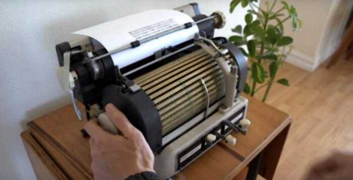 Редкая трехъязычная пишущая машинка Toshiba 1950-х годов с тысячами символов