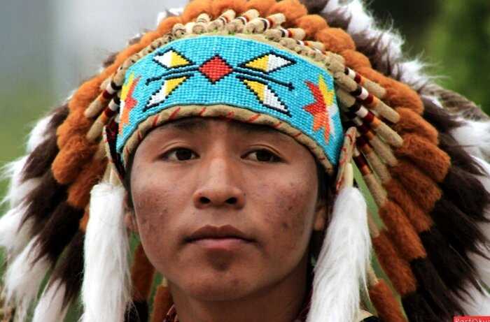 Почему индейцев всегда изображают без бороды и усов