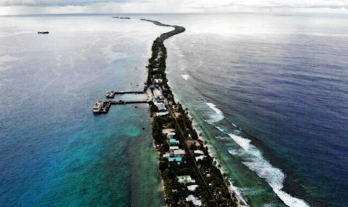 Самая узкая страна в мире. Тувалу имеет ширину в 20 метров, но здесь есть дома и улица