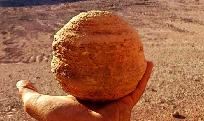 Мужчина нашел внутри камня в горах идеально круглый шар. Возраст породы больше 50 миллионов лет