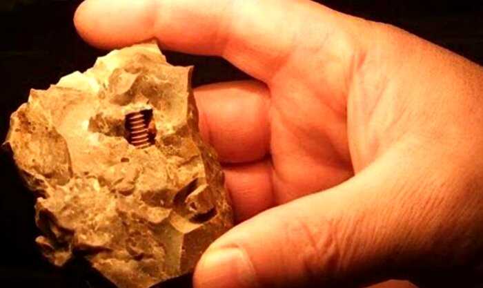 В 2003 году в руки ученых попал похожий на пружину предмет из вечной мерзлоты. Его возраст оценивают в сотни тысяч лет