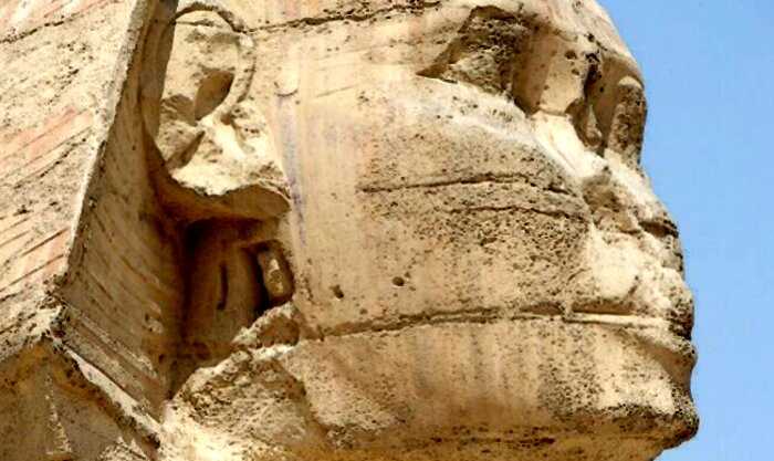 204 года назад у Сфинкса была видна из песка только голова. Статую откапывали трижды, но встретив тоннель останавливались