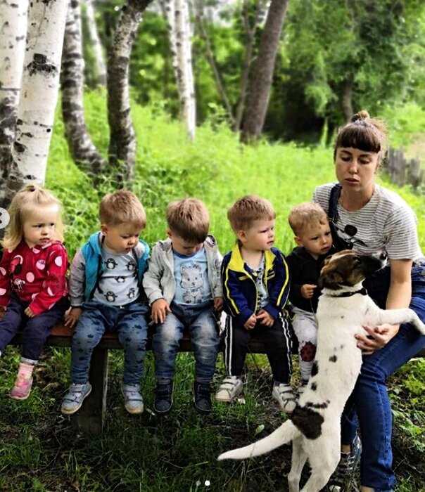 Долгожданное счастье: как живет семья Меркуловых, у которых четыре года назад родились пятерняшки