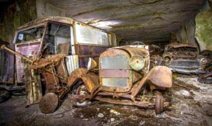 Машины спрятали внутри каменоломни и забыли про них на 80 лет. Автомобили случайно нашел учитель