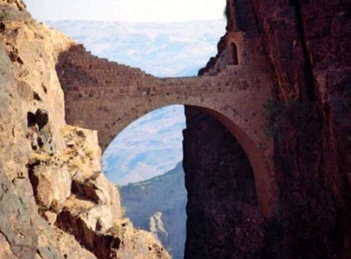 Хрупкий мост на высоте 2 тыс. метров, который не ломается более 300 лет