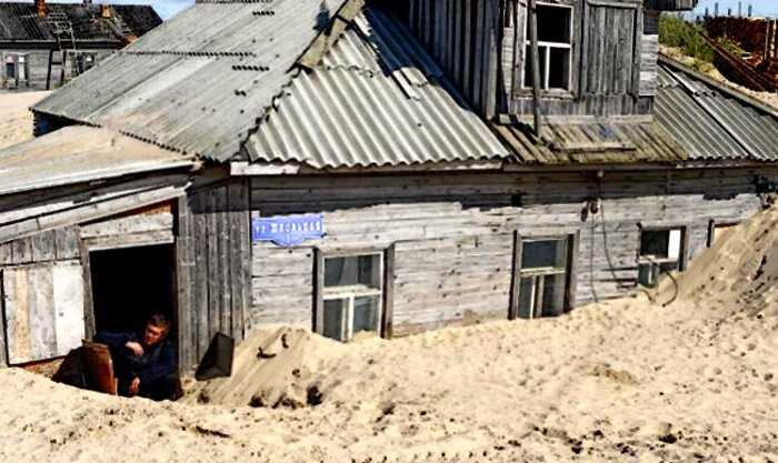 Аномальный поселок в Арктике: деревню Шойна поглотила пустыня, но люди продолжают жить в домах наполовину в песке