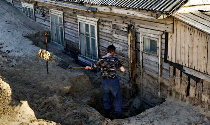 Аномальный поселок в Арктике: деревню Шойна поглотила пустыня, но люди продолжают жить в домах наполовину в песке