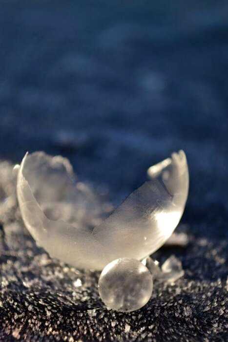 Хрустальные шары: девушка фотографирует мыльные пузыри в мороз